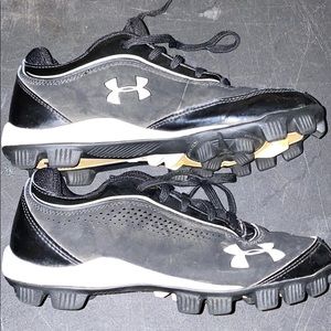 boys size 2 baseball cleats
